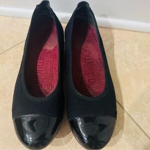 Munro Black Patent Toe Flats